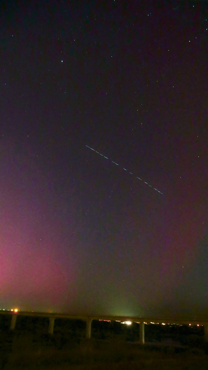 The_MrGreen's tweet photo. I didn't even know Starlink was going to be here. My first time seeing an Aurora, and my first time seeing Starlink! What a coincidence lol

Here's some more photo's: https://t.co/SdhvpC9cxr