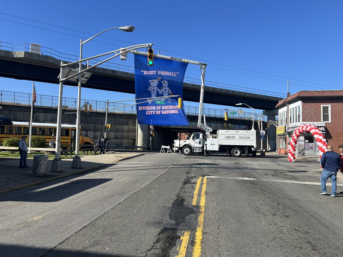 🚨Traffic Alert 🚨 ⛔️Broadway is CLOSED between 8th-12th St ⛔️Associated side streets CLOSED to thru traffic ✅Broadway will reopen ~noon @CityofBayonne @DavisForBayonne