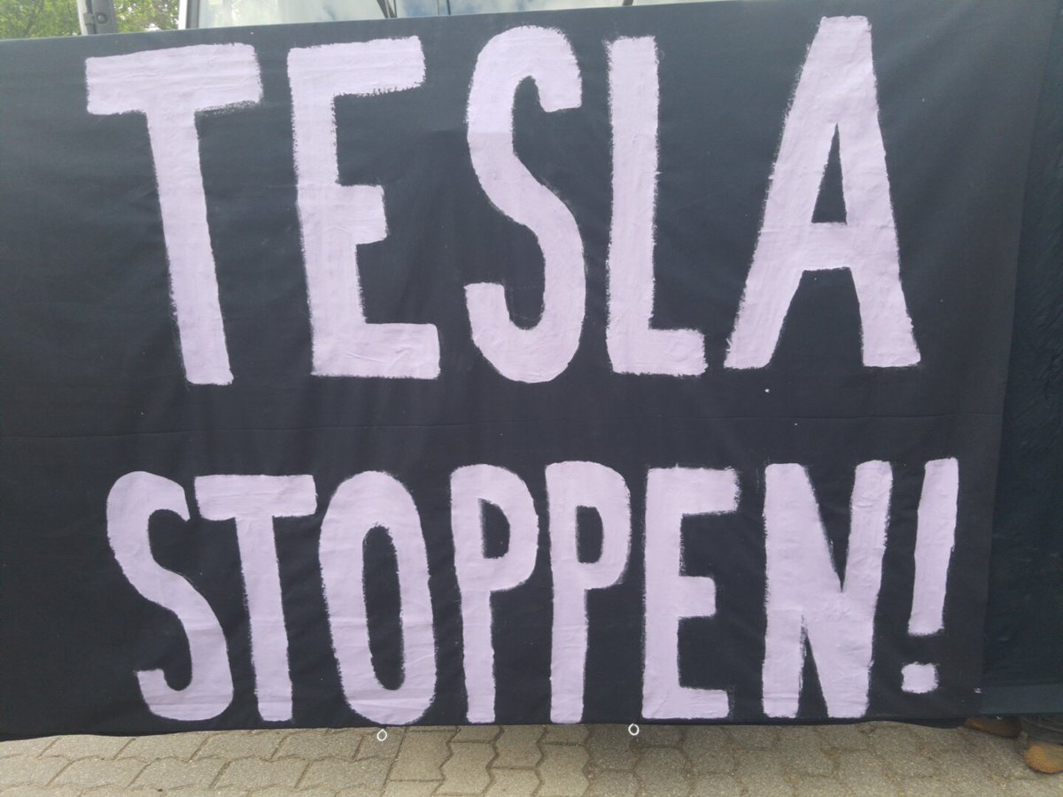 Die Demo gegen Tesla startet. Wir sind seeehr viele in #Grünheide. 'Wir drehn heute Tesla den Hahn ab' 'Wasser für alle - sonst gibts Krawalle' 'Wie wird es weitergehen? - #TeslaDenHahnAbdrehen' #TeslaStoppen @tdha_stop_tesla @disrupt__now