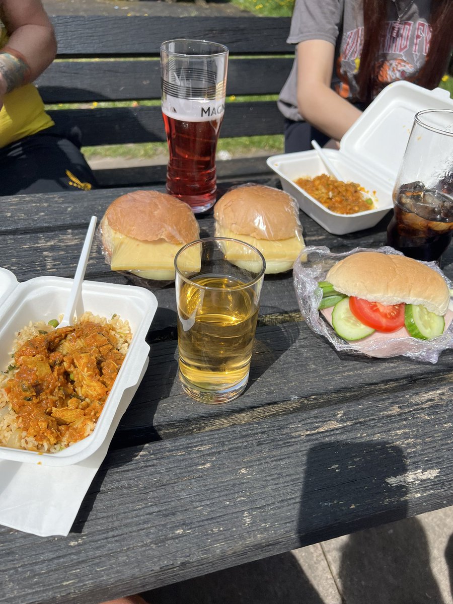 Pub vibes before the match 🧡🖤🐺 #WOLCRY