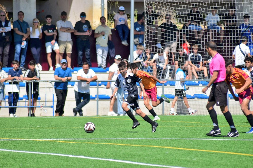 USCFbase's tweet photo. 📎 𝗥𝗘𝗦𝗨𝗟𝗧𝗔𝗗𝗢 | Nuestro Infantil C lo intentó hasta el final para proclamarse campeón faltando un gol. Gran partido de nuestros chicos para concluir la 23/24. 

@UnionistasCF Infantil C 2️⃣
@INFOCDCarbajosa A 1️⃣

#ConstruyendoUSCF🏗️ https://t.co/V5Xfy2d83h