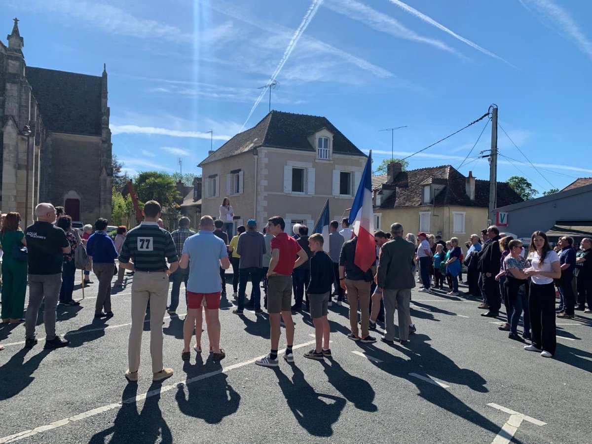 👉 Plus de 200 personnes sont présentes aujourd'hui à Bélâbre (36) pour s'opposer à l'installation d'un centre pour migrants imposée par la mairie sans consultation des habitants. (@Pierre_GTIL)