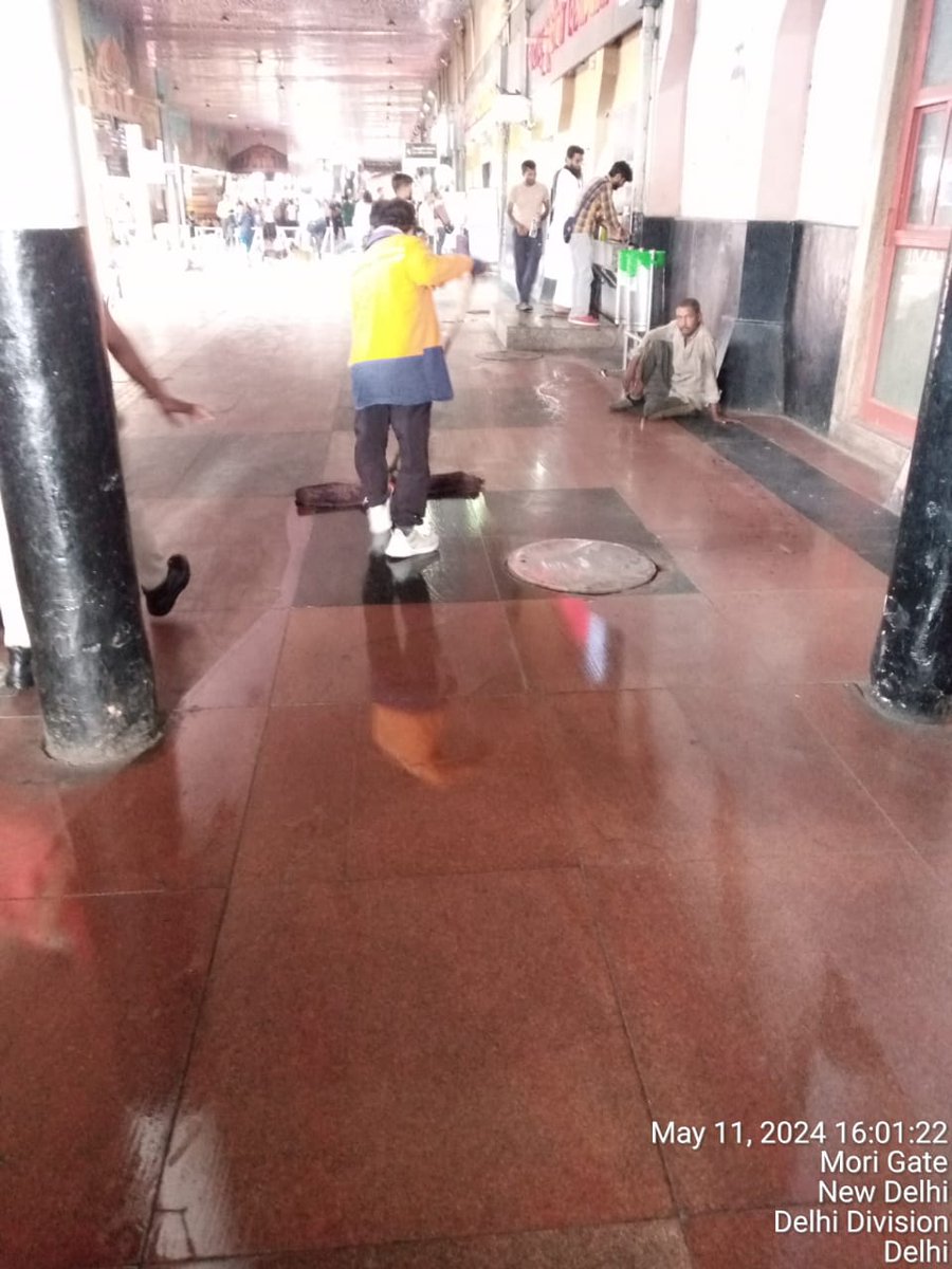 During the ongoing summer rush, cleanliness is being ensured at Old Delhi railway station. #SummerSpecial