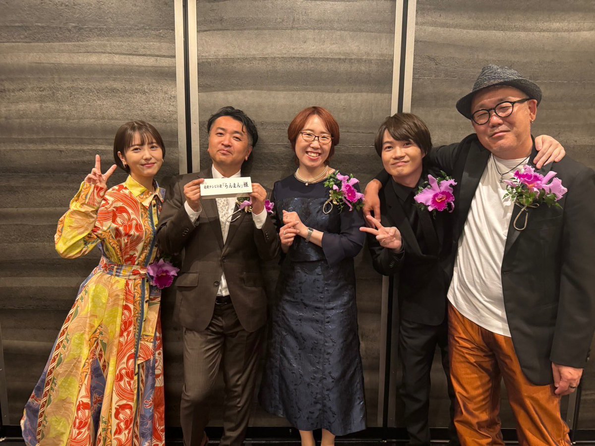MINAMI373HAMABE's tweet photo. 第32回橋田賞授賞式に出席してまいりました🌽
連続テレビ小説「らんまん」では作品賞、
個人では橋田賞新人賞をいただきました🌽
長田育恵さんの描く「らんまん」の世界は愛情たっぷりで、どんな瞬間でも、振り返ってみれば大きな愛に包まれていました🌽
大好きなチームと授賞式で再会でき、とても幸せで���🌽

久しぶりの万太郎寿恵子を添えて🌽