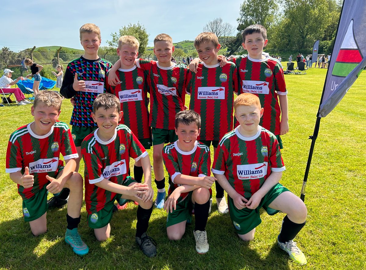 YsgolOMEdwards's tweet image. Rydym yn hynod o falch o dîm pêl-droed yr ysgol am gystadlu’n wych yng Ngŵyl Genedlaethol @chwaraeonyrurdd 

Da iawn chi am ymdrechu 💯ac am wneud eich gorau glas 💪

Diolch i’r @Urdd am drefnu diwrnod bendigedig ☀️⚽️😀

❤️⚽️💚

#urdd #chwaraeon