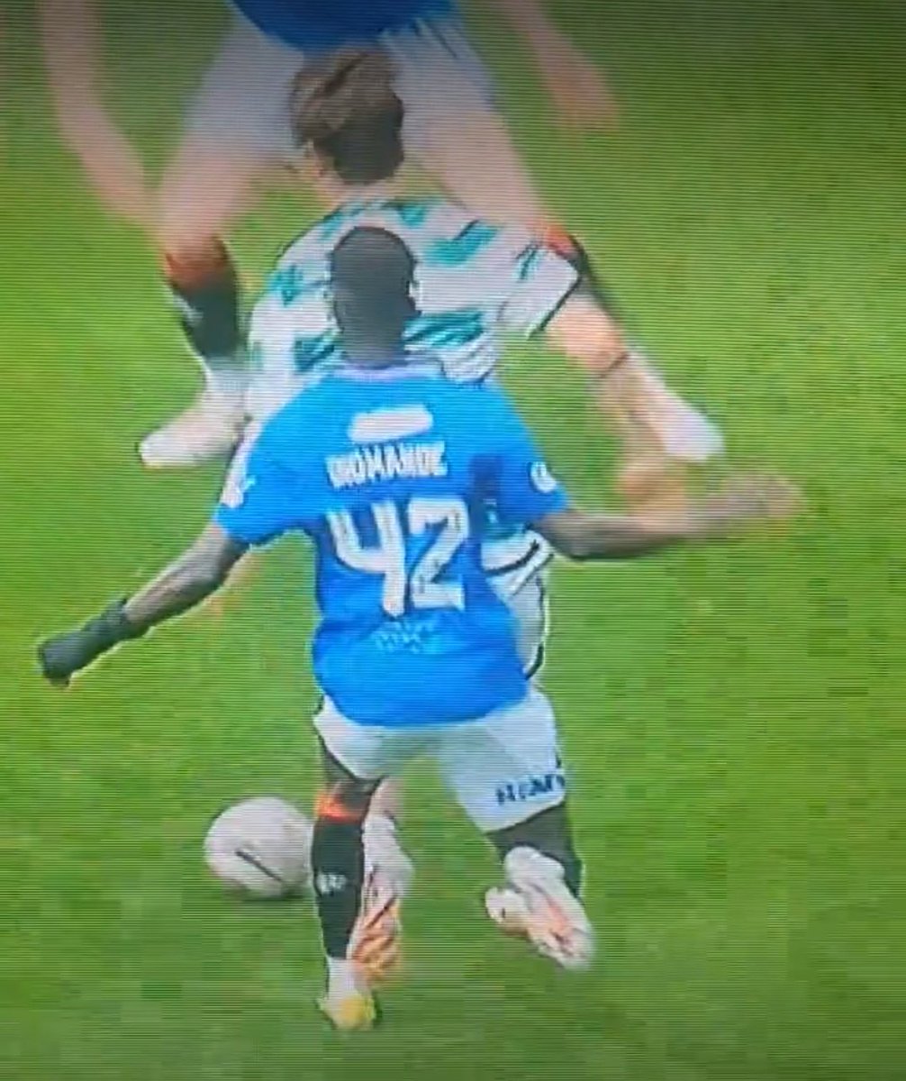 NewcoJoe72's tweet photo. Disallowed goal for Rangers. Penalty to Celtic.

Make it make sense. https://t.co/NzUxepbf3U