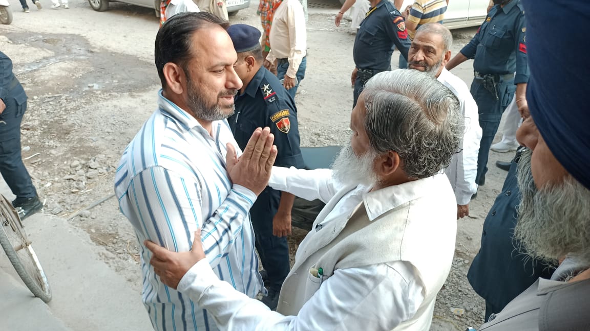 हरियाणा के पूर्व गृह एवं स्वास्थ्य मंत्री श्री #अनिलविज जी लगातार अम्बाला छावनी के प्रमुख बाज़ारों में डोर टू डोर दूकानों पर जाते हुए अम्बाला से  लोकसभा प्रत्याशी बहन बन्तो कटारिया के लिए वोट मांगे।
<a href="/anilvijminister/">Anil Vij Ambala Cantt Haryana, India</a> 
<a href="/BantoKatariaBjp/">Banto Kataria (Modi Ka Parivar)</a>