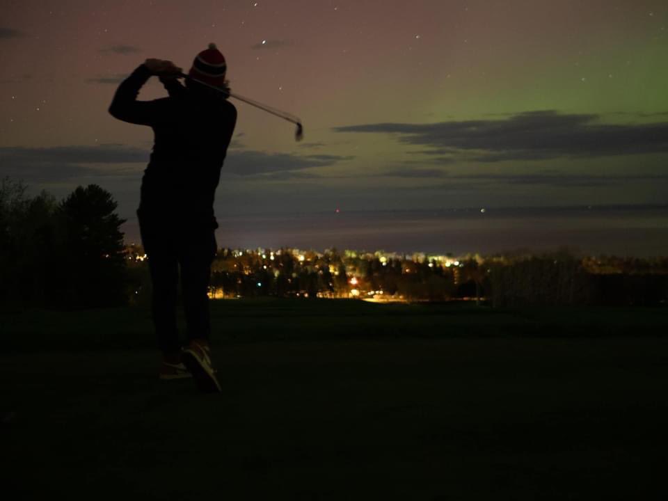 Dave Zbaracki of Duluth found a new way to incorporate @ClubNorthland into his new photography hobby and his love for golf: Play during last night's large display or #Auroraborealis #NorthernLights. This image was taken during the first of two color explosions Well done, Dave.