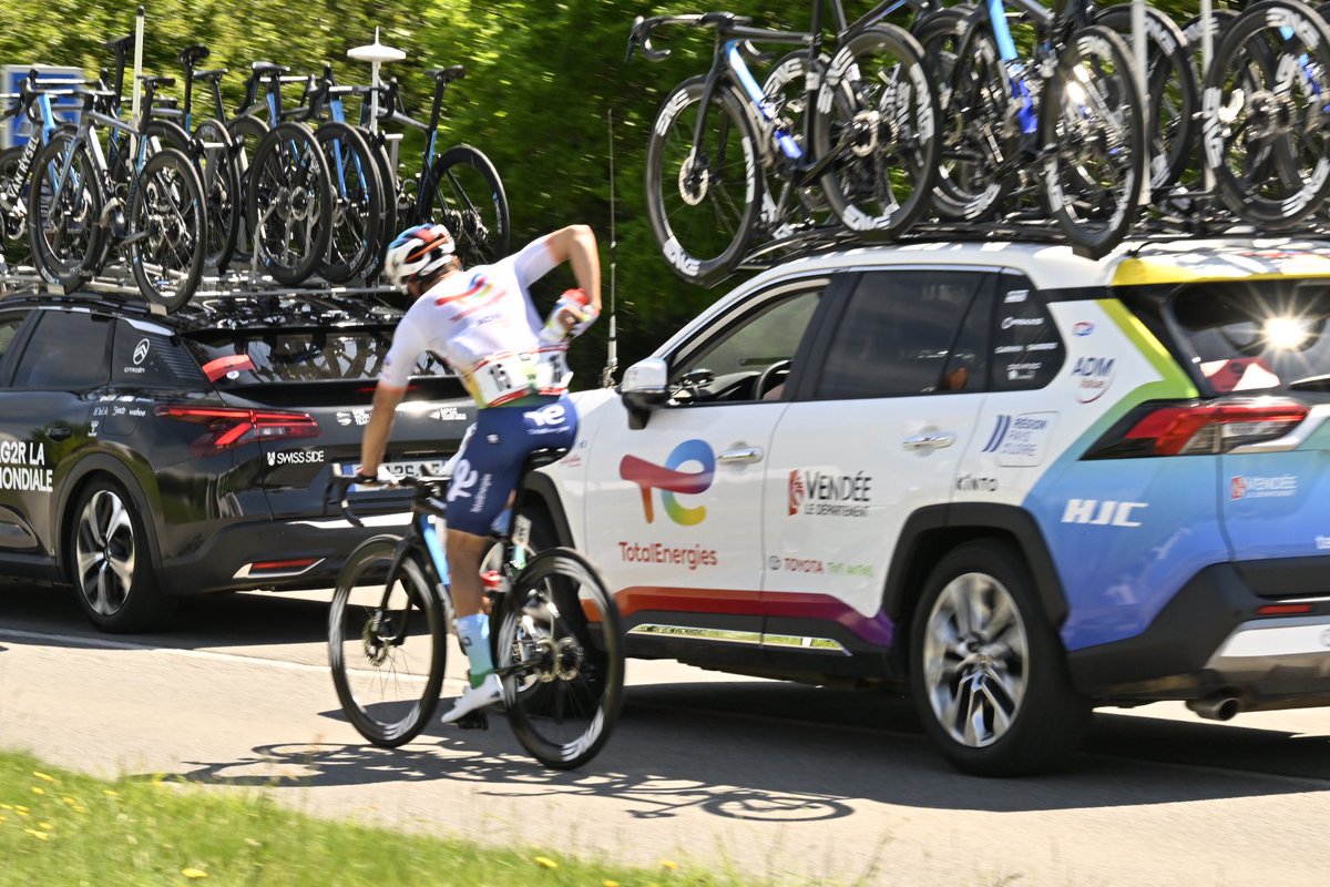 A mi-course, le peloton compte 7’50 de retard sur une échappée de 4 hommes 🚴‍♂️ Encore 99 km à parcourir 🏁 📸 LNC / B.Bade #AllezTotalEnergies #TourduFinistere