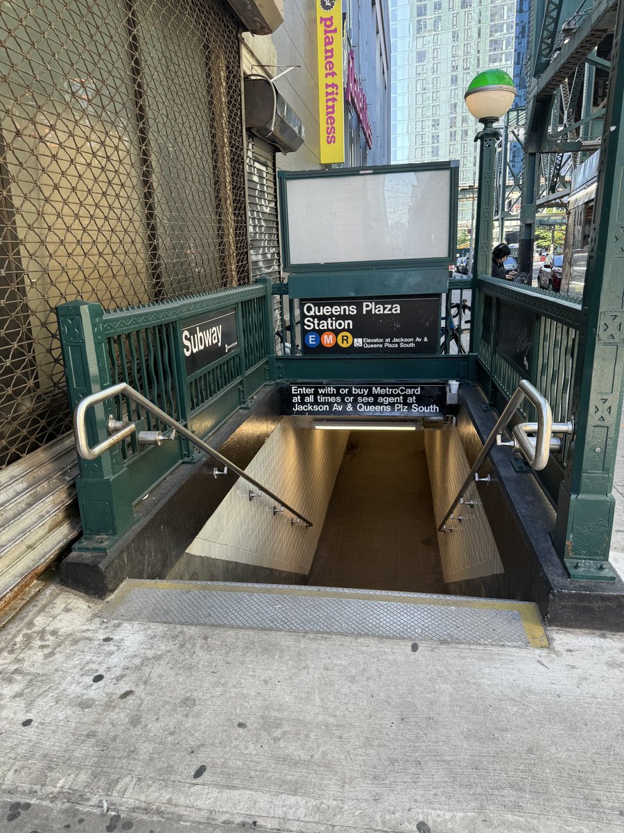 22-year-old woman slashed in the knee last night on the E train. Police say she got off, and back on train— trying to get away from him,he followed her. Police are searching for a man in his 20s, last seen wearing a red hoodie, and jeans. @1010wins @wcbs880 #nyc #subway #nypd