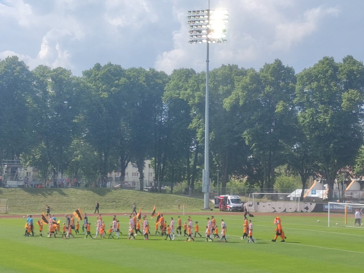 cwksresoviapl's tweet photo. Wybiła 15:00! Zaczynamy mecz #CHRRES ⚽ https://t.co/bxTW5d9bR7