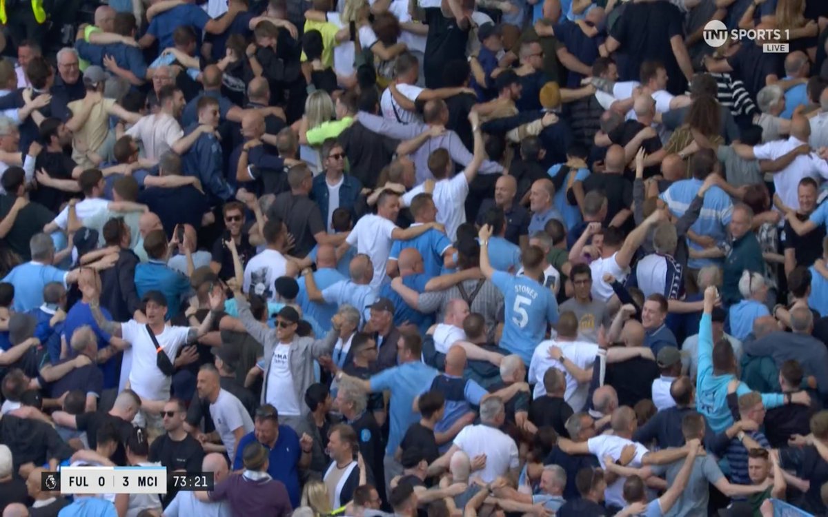 Noel Gallagher being the only one not doing the Poznan in a sea of blue is hilarious, you love to see it😂😂