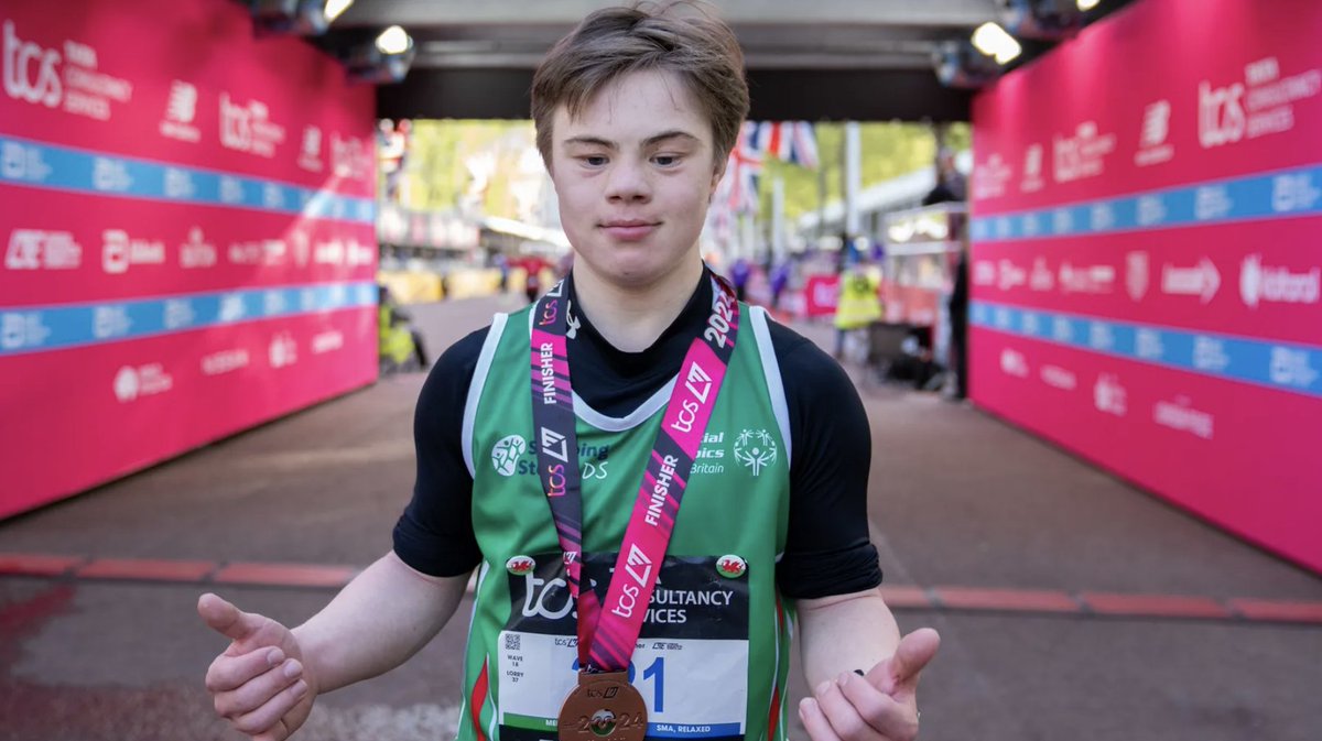 At just 19-years-old, Lloyd became the youngest person with Down Syndrome to run the 2024 @LondonMarathon In his words, it 'was the BEST DAY EVER!!' Read his full story below 👇 just.ly/3Wo0Zhg #LondonMarathon