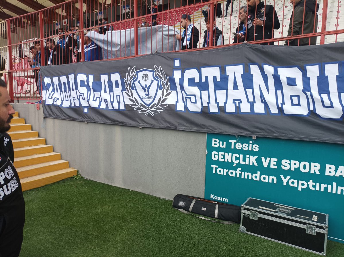 🇪🇪 | Pankartlarımız ve Ozanımız İbrahim Erkal pankartı Eyüpspor maçı için Stadyumundaki yerlerini aldı! #DadaşlarGrubu #Erzurumspor