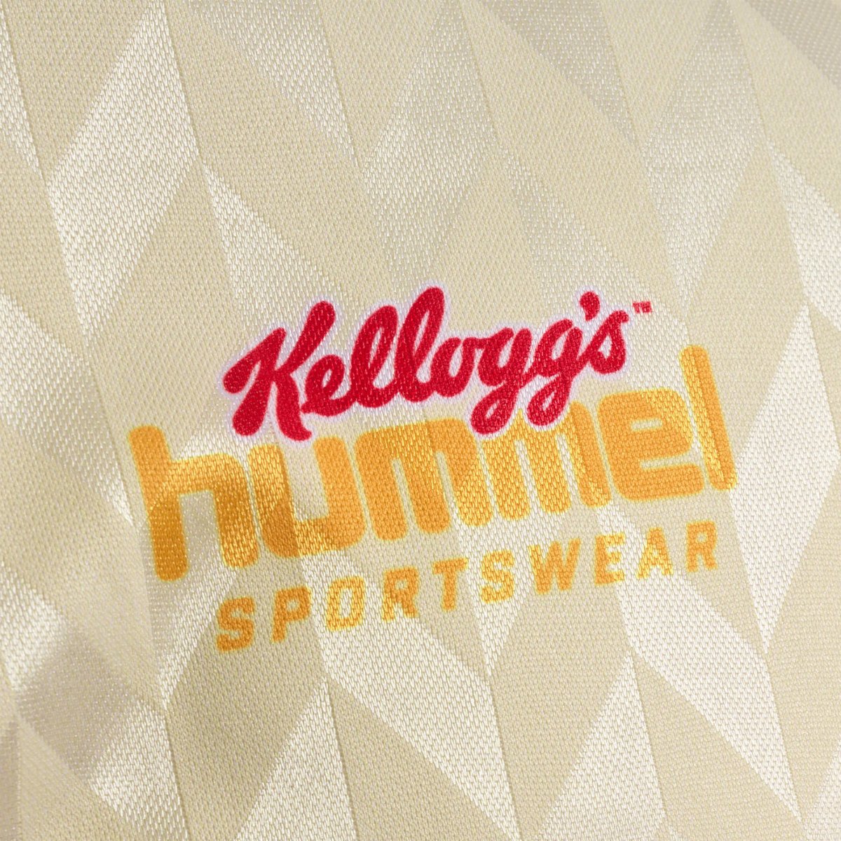 Hummel have unveiled this football-shirt-style release that is a tie-in with cereal brand Kellogg’s.

Read more: footballshirtculture.com/lifestyle/humm…

#hummel #footballshirts #soccerjersey #football