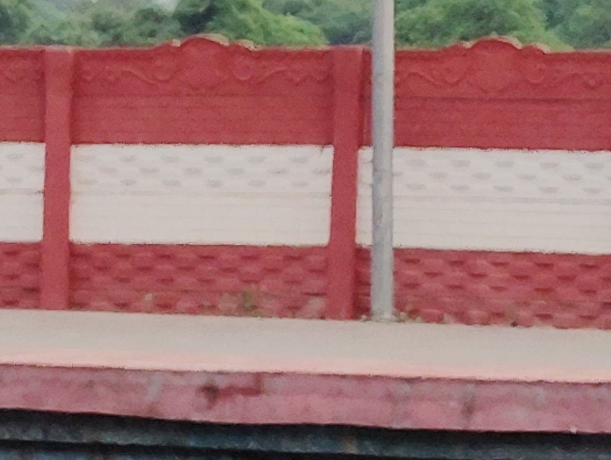 @RailMinIndia i see thease compound wall across South western railway stations low quality waste of money @AshwiniVaishnaw