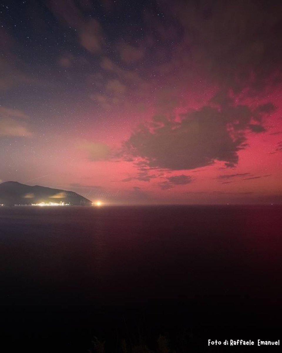 La regione attiva 3664 ha più che raddoppiato le sue dimensioni, Ha emesso vari brillamenti e CME in direzione Terra innescando la tempesta di ieri (e tutt’ora in corso) , la più grande tempesta geomagnetica degli ultimi 20 anni!