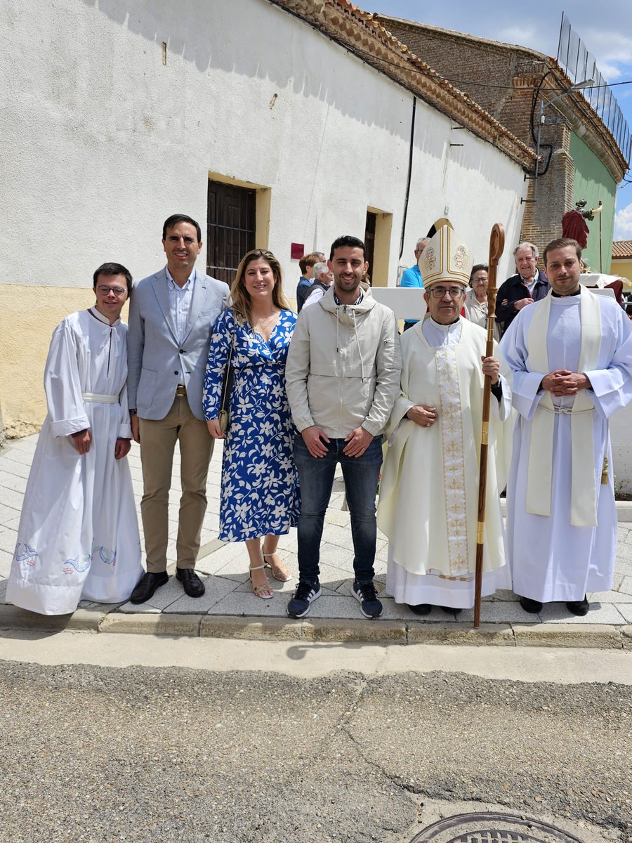 Hoy en Ramiro celebramos las fiestas de San Miguel Arcángel junto al arzobispo D. @MonsArguello y al diputado provincial @GuzmanGomezMdC Muchas gracias por invitar a la @jcyl a acompañaros en esta festividad