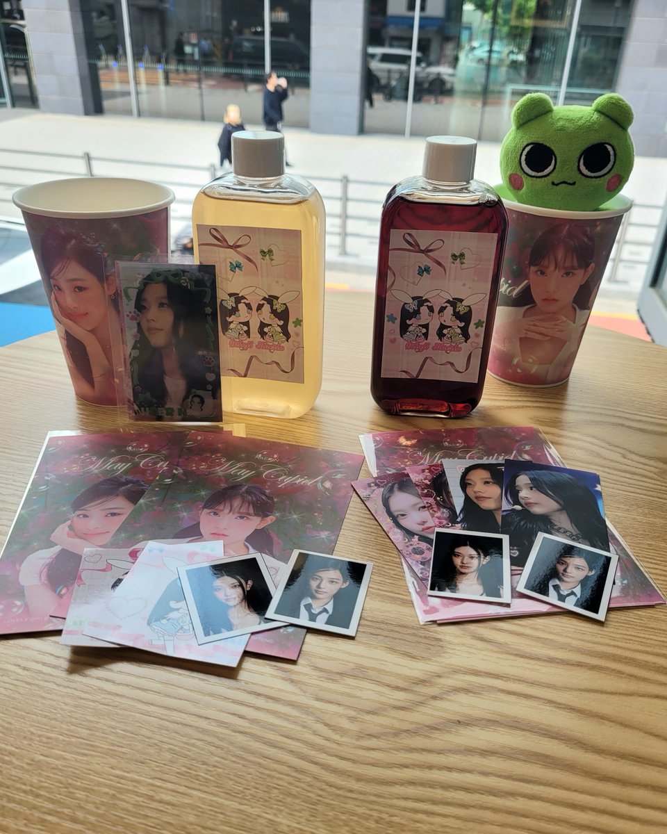 Chimnomsbook's tweet photo. 케로린과 함께 인생 첫 생카를 다녀오다🥵 진짜 씹덕이 된 것같고 좋았음 2층 창가 자리 굿

#Maycupid_Minji_Hearin⁣
#민지_해린_오월의주인공 https://t.co/QECgWw9vLp