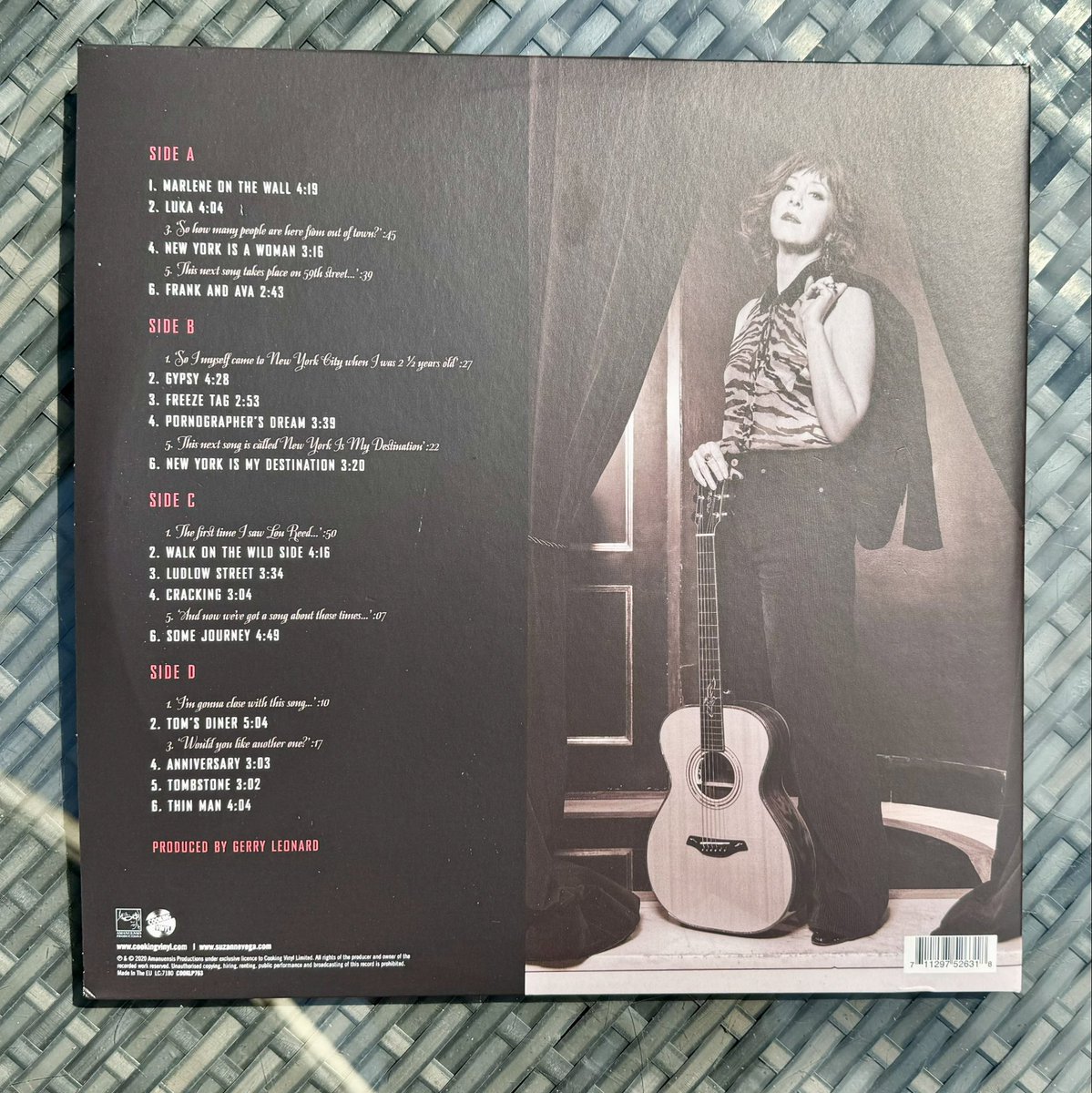 The last of my birthday presents from @DiDee19_ 🎁 The brilliant live #SuzanneVega double album ‘An Evening of New York Songs and Stories’ recorded at the Café Carlyle. @suzyv 💛❤️
