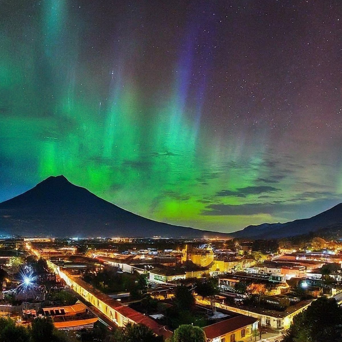albassrox's tweet photo. Es increíble lo que nuestro planeta hace para protegernos de los rayos del sol! 

Increíbles vistas de Auroras desde Guatemala! 

#guatemala #aurora #AuroraBoreal https://t.co/enaQZPoXkE