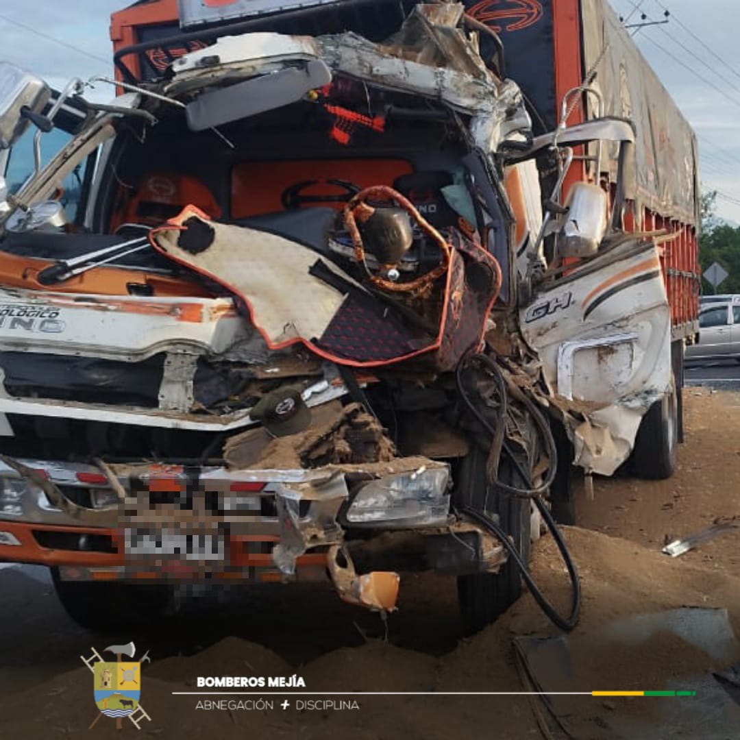 BomberosMejia1's tweet image. En el ingreso a #Machachi,se registró un choque ✴️ entre dos vehículos pesados tipo camión 🚛.
#BomberosMejía 🚒🚑🔰realizó maniobras💪🏼 para liberar a un paciente
Gracias a la coordinación del @ECU911Quito miembros de Panavial colaboraron en la emergencia 💪🏼🚨.