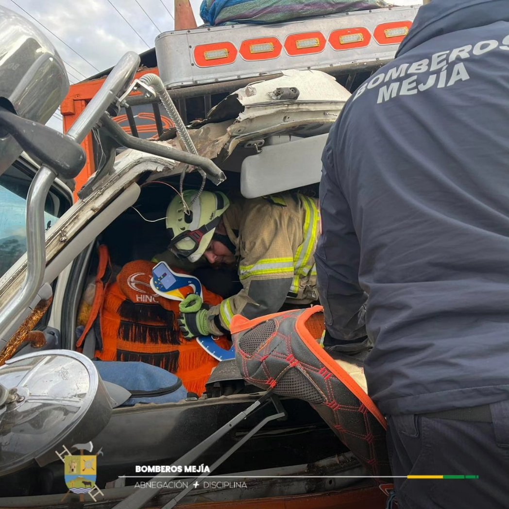 BomberosMejia1's tweet image. En el ingreso a #Machachi,se registró un choque ✴️ entre dos vehículos pesados tipo camión 🚛.
#BomberosMejía 🚒🚑🔰realizó maniobras💪🏼 para liberar a un paciente
Gracias a la coordinación del @ECU911Quito miembros de Panavial colaboraron en la emergencia 💪🏼🚨.