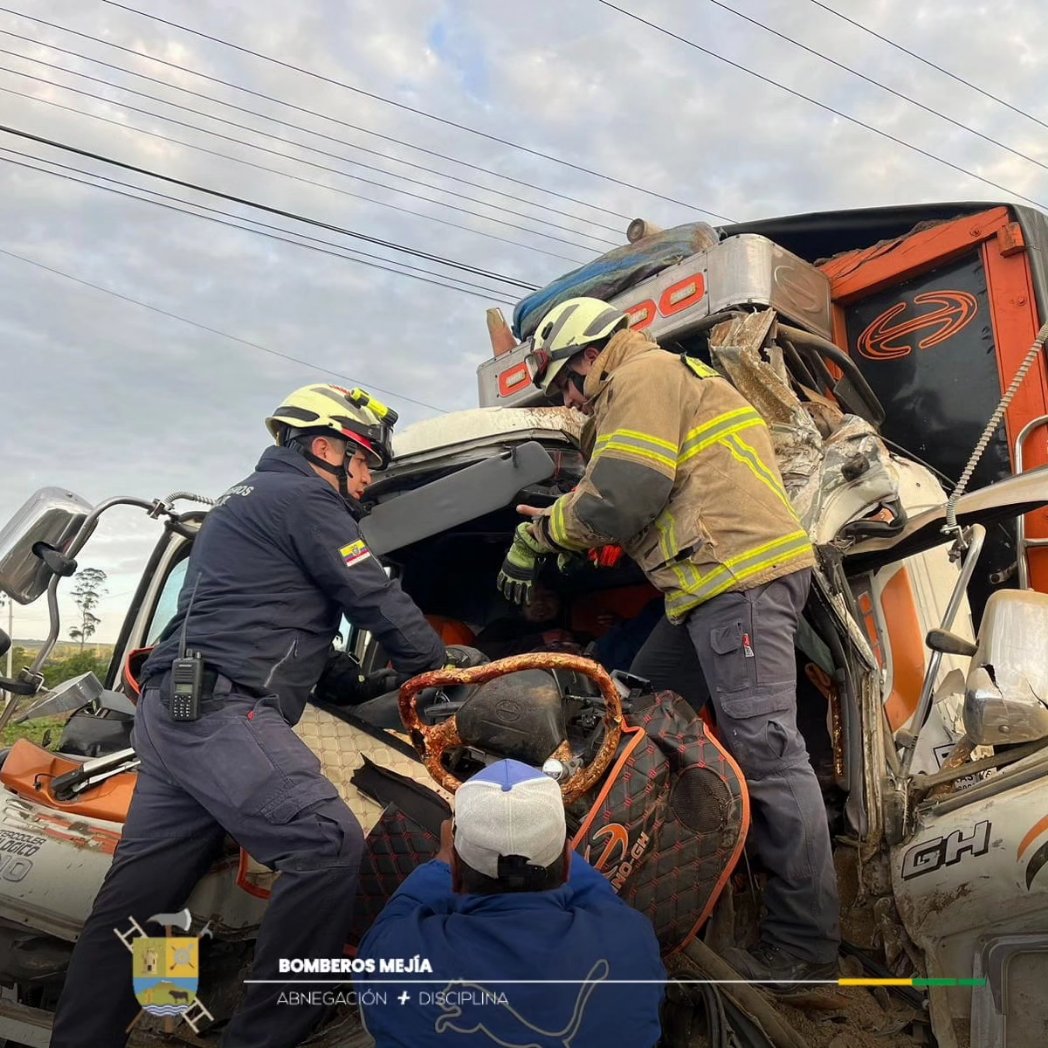 BomberosMejia1's tweet image. En el ingreso a #Machachi,se registró un choque ✴️ entre dos vehículos pesados tipo camión 🚛.
#BomberosMejía 🚒🚑🔰realizó maniobras💪🏼 para liberar a un paciente
Gracias a la coordinación del @ECU911Quito miembros de Panavial colaboraron en la emergencia 💪🏼🚨.