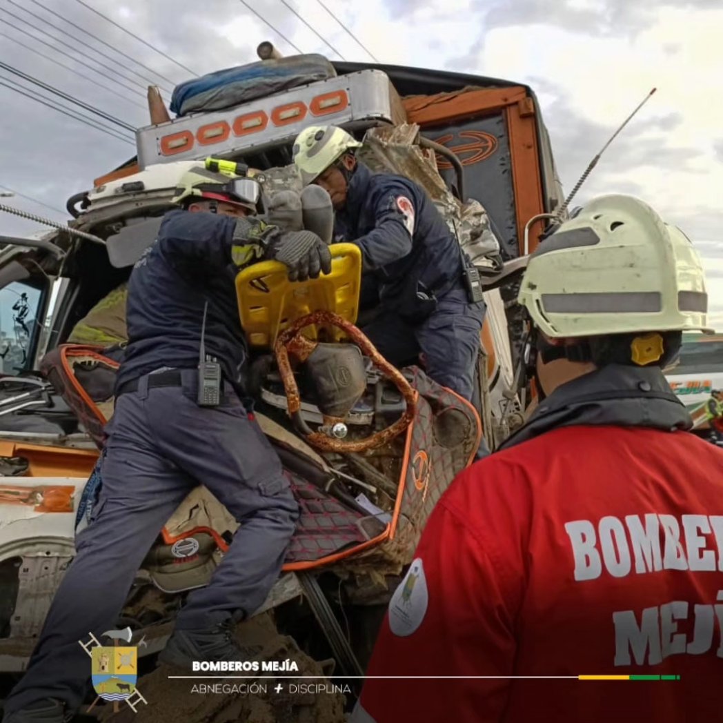 BomberosMejia1's tweet image. En el ingreso a #Machachi,se registró un choque ✴️ entre dos vehículos pesados tipo camión 🚛.
#BomberosMejía 🚒🚑🔰realizó maniobras💪🏼 para liberar a un paciente
Gracias a la coordinación del @ECU911Quito miembros de Panavial colaboraron en la emergencia 💪🏼🚨.