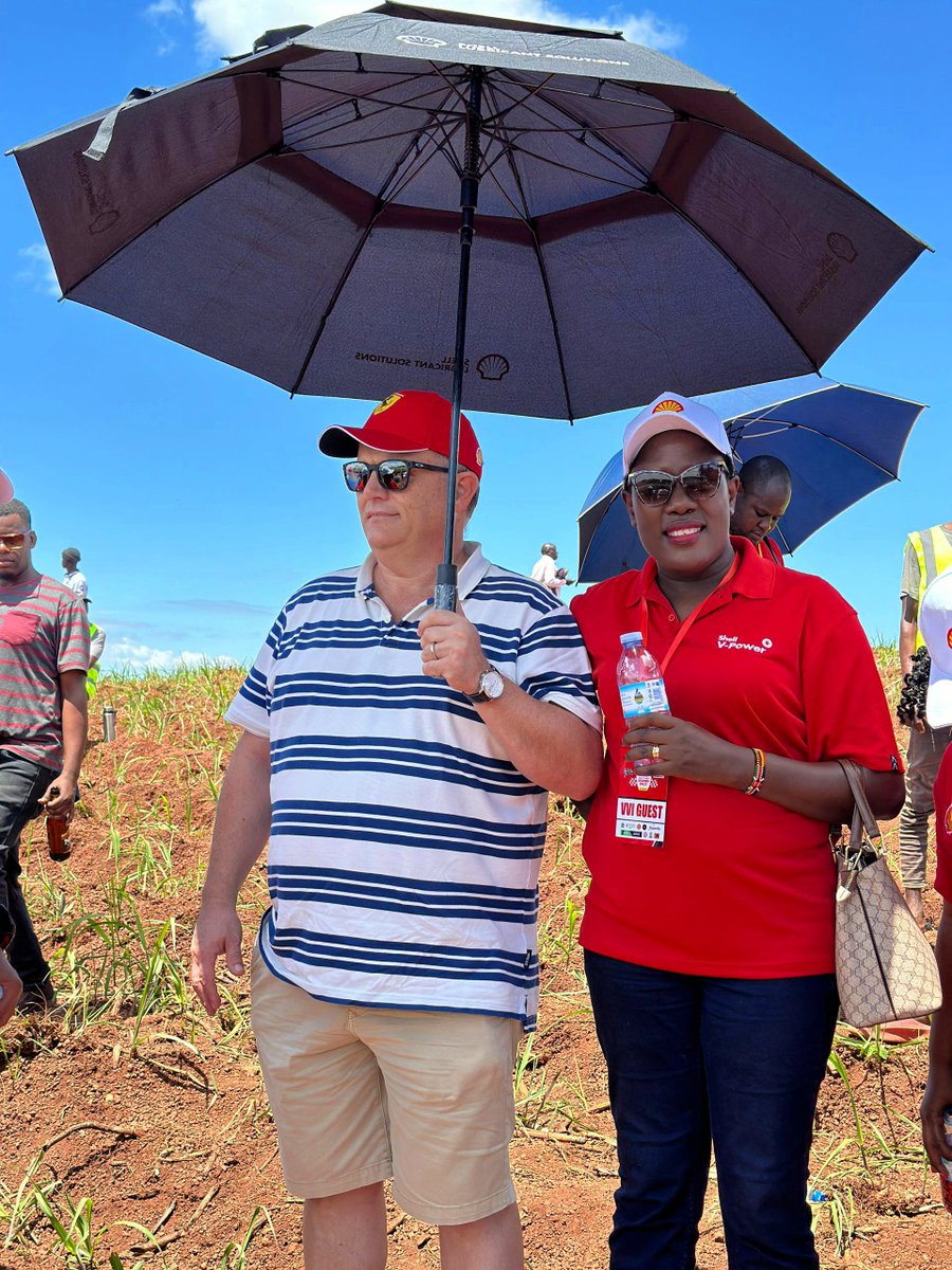 Our Managing Director, Johan Grobbelaar, joins the fun on the ground, cheering on our drivers with the Vivo team! 🎉🚗 #POAUR2024 #ShellVPower @MotorsportUG #VivoEnergyUganda