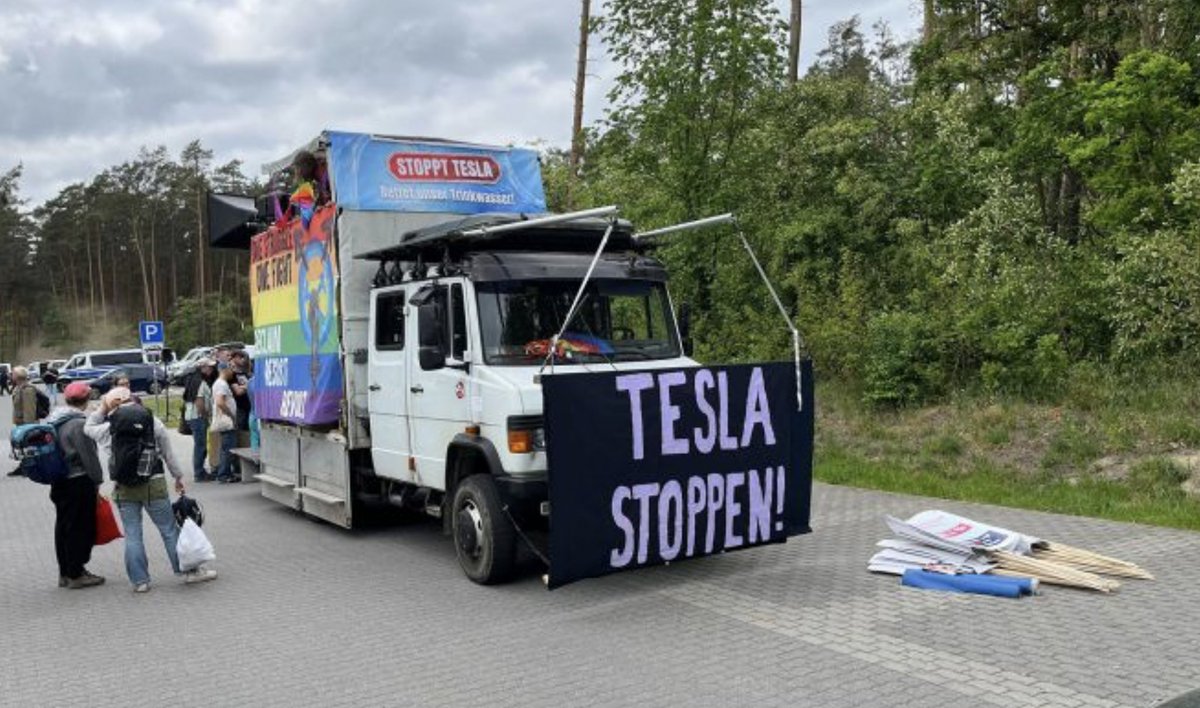 The height of hypocrisy is to demonstrate with an combustion engine against a factory producing electric vehicles and then claim you want to protect the environment 🤥