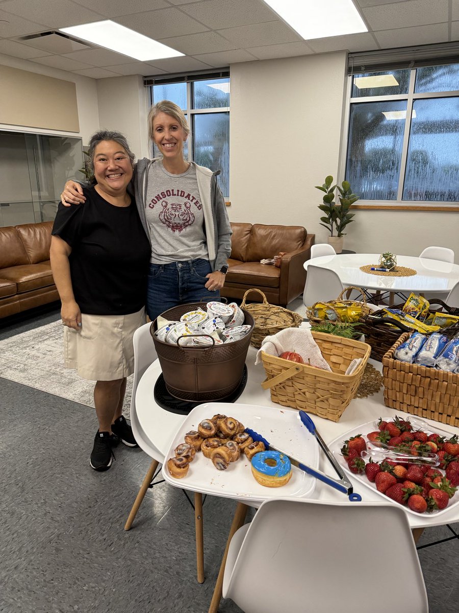 gwenelder's tweet photo. Hands down ⁦@ConsolHS⁩ PTO is the best in town.  Appreciate all the ❤️ they expressed during Teacher Appreciation Week. #ConsolConnection https://t.co/epI9W70inT