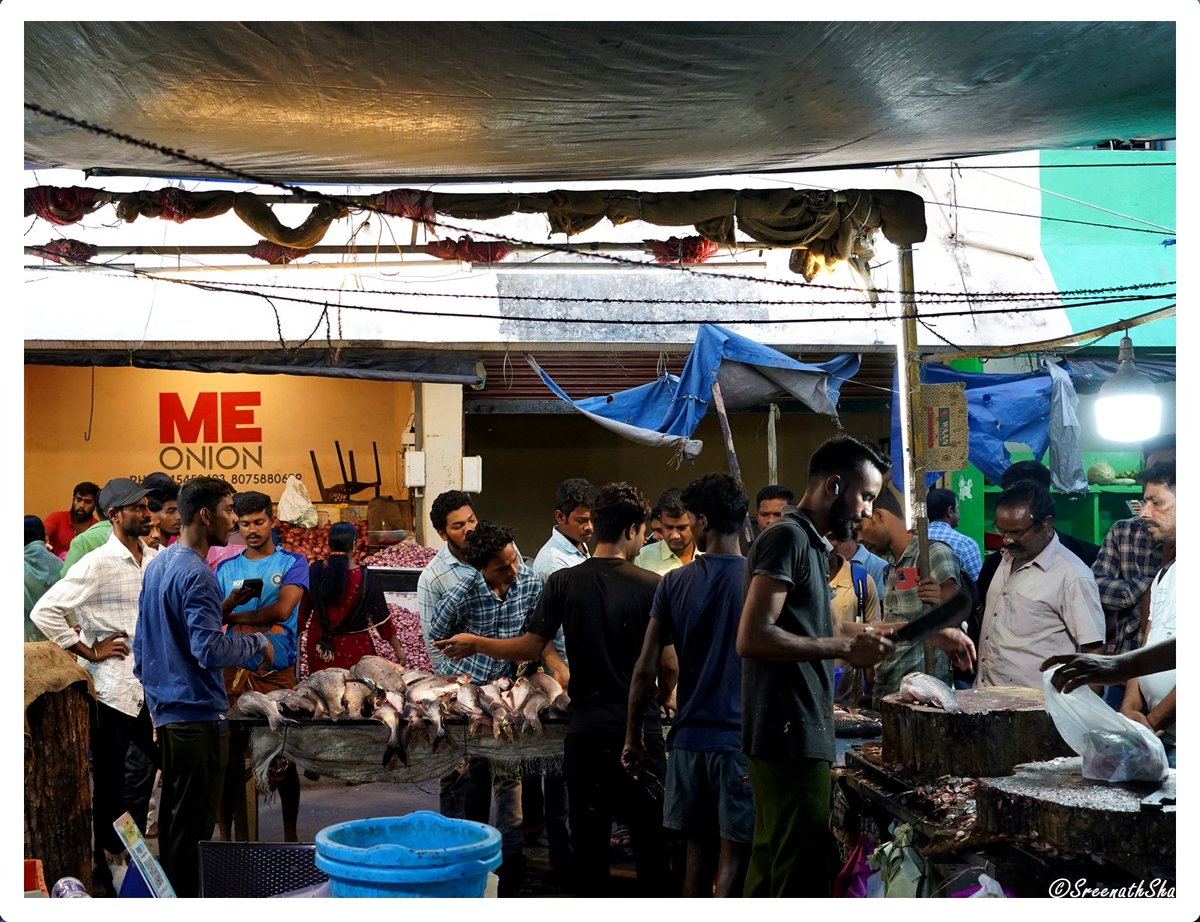 An evening scene at a fish market in #Trivandrum #Kerala #India Migrant workers gathered to bargain&buy their favorite fresh water fish.Kerala has around 30 lakh plus #migrantworkers driving its #economy. #photography  #Art #streetphotography #streetphoto #People #Asia #Life