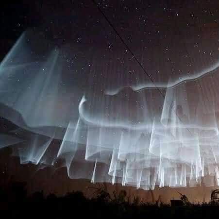 Rincon001A's tweet image. Majestuosas las postales que nos deja las auroras boreales en Londres, Madrid, Torres del paine en Chile y Finlandia 

Para contemplar !

Que bello es nuestro planeta ❤️ 

#tormentaGeomagnetica
#solarstorm #AuroraBoreal #auroreboreale #TormentaSolar