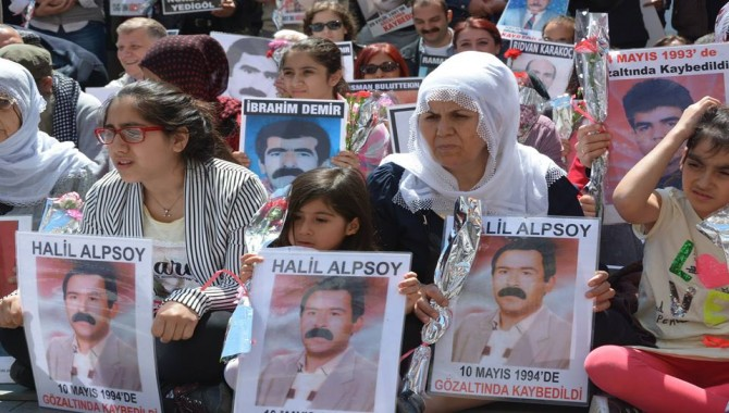 Gözaltında kaybedilen Halil Alpsoy'un eşi Fikriye Alpsoy: Ben ölene kadar kocamı alıp götüren polislerin yüzünü unutmayacağım. Ben ne kadar çektiysem çocuklarım da o kadar çekti. Çocuklarım kapının ardına yastıklar koyuyorlardı. Dedim 'Niye böyle yapıyorsunuz, kaldırın onları'.…