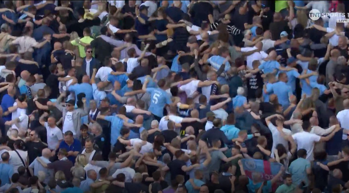 OasisMania's tweet photo. Spot Noel Gallagher in the Poznan 👀 https://t.co/qyd5v0wGwq