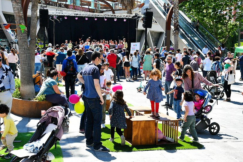 BCN_SantsMont's tweet photo. 🎉 El barri i les entitats de #SantsBadal celebren avui la Festa de la Primavera amb activitats per a tothom a la rambla Badal, entre Pavia i Antoni de Capmany.

🕺🏽🧑🏽‍🎤 La festa continua a la tarda amb mostres de ball i dansa, i concerts fins a mitjanit.

ℹ️ https://t.co/YaREKVcsmK https://t.co/ZoaqKoIsb8