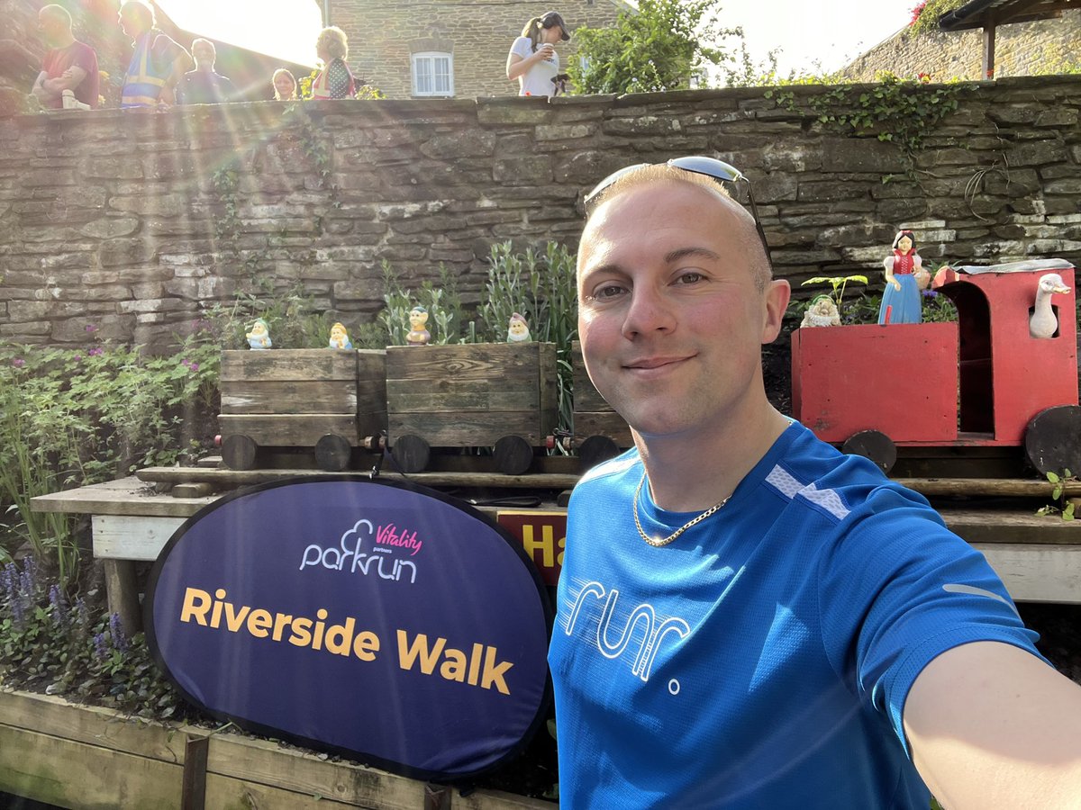Happy parkrunday everyone! 😄 a trip over the border to a sun drenched Hay-on-Wye this morning for the Riverside Walk #parkrun. What a stunning town and event this is too! Really friendly run team here and lovely to bump into @StevenHumbles and Dan too! Top 3 finish too! 😅🥉