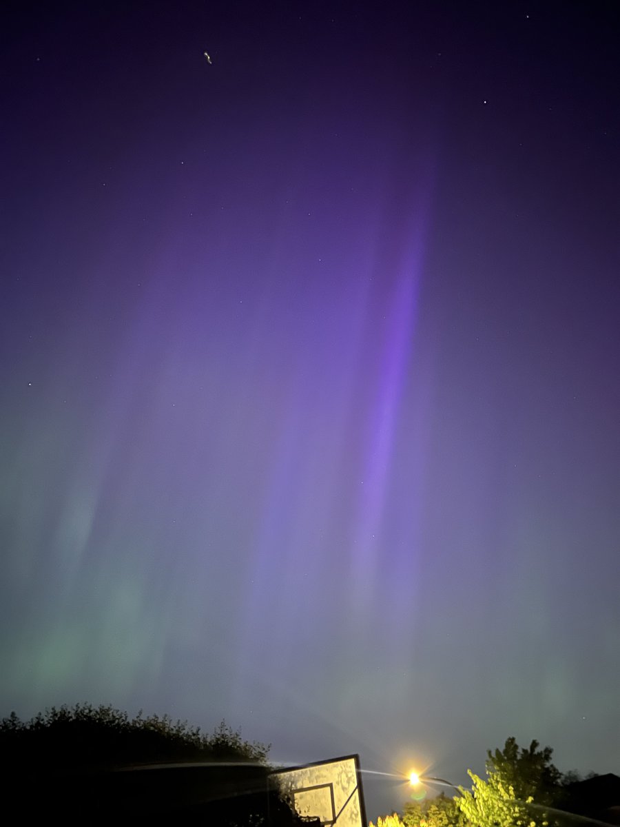 kwannon's tweet photo. Was so bummed I missed them at 9pm before the clouds came in, but so worth it to get out at 3am to see them! Never thought I’d see them in Naperville 🤩. #Auroraborealis #NorthernLights https://t.co/KByw8Hah4d