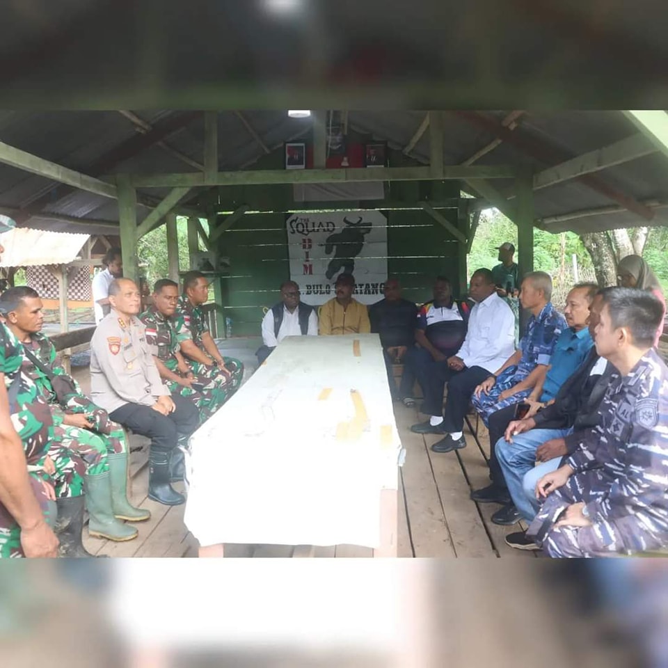 Danlanud Johannes Abraham Dimara Kolonel Pnb Agus Mulyadi, S.Sos., M.M., mendampingi Pj. Gubernur Provinsi Papua Selatan meninjau lokasi banjir di ruas jalan utama, di Distrik Eligobel, Kab. Merauke, Papua Selatan.

#tniprima
#profesional
#responsif
#integratif
#modern
#adaptif