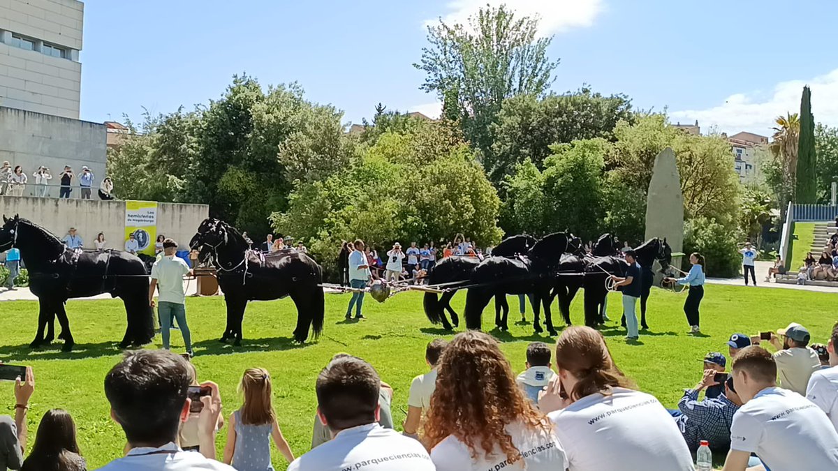 Esferas de Magdeburgo en el <a href="/ParqueCiencias/">Parque De las Ciencias</a> como en el <a href="/CongresoEnsCC/">@12CongresoEnsCC</a> de 2005 de la revista <a href="/ensciencias/">Revista Enseñanza de las Ciencias y Matemáticas</a> que lo tiene de logo 👏🏼👏🏼