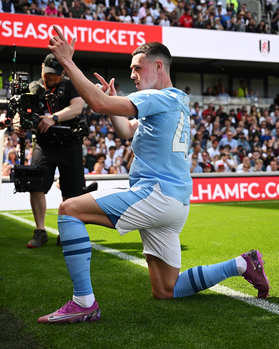 Man City go top and extend their unbeaten run to 33 games in the Premier League🚨 Josko Gvardiol with a brace, Phil Foden & Alvarez kept City's unstoppable run going! Rodri is now in 48 games unbeaten in the Premier League...sensational! 📲- youtube.com/live/aAfaYzie0…