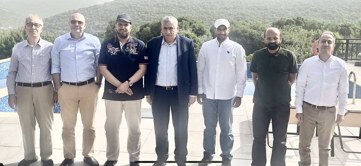 لقاء إجتماعي أكاديمي يجمعنا مع معالي رئيس الجامعة الأردنية أ.د. نذير عبيدات ونائبه ا.د.أشرف الكركي بدعوة من عميد طب الأسنان أ.د.زيد البيطار، وا.د. زياد حوامدة وأ.د.فالح السواعير ود نادر البصول وبمعية الدكتور محمد الجارالله.
ولقاء لا يخلوا من شئون أبنائي الدارسين بالجامعة الأردنية
