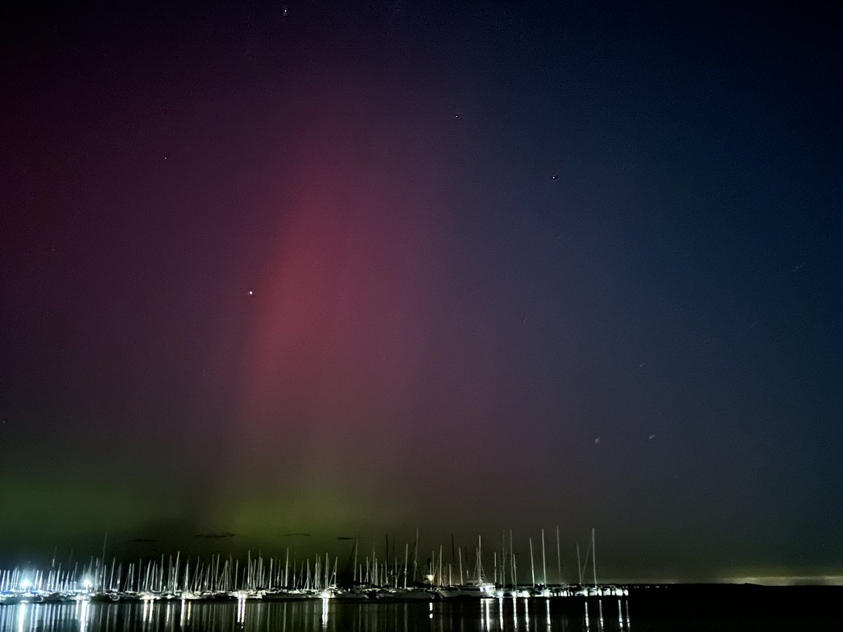 kirankimi's tweet photo. Brighton beach #AuroraAustralis https://t.co/HVBzB1Zdy2