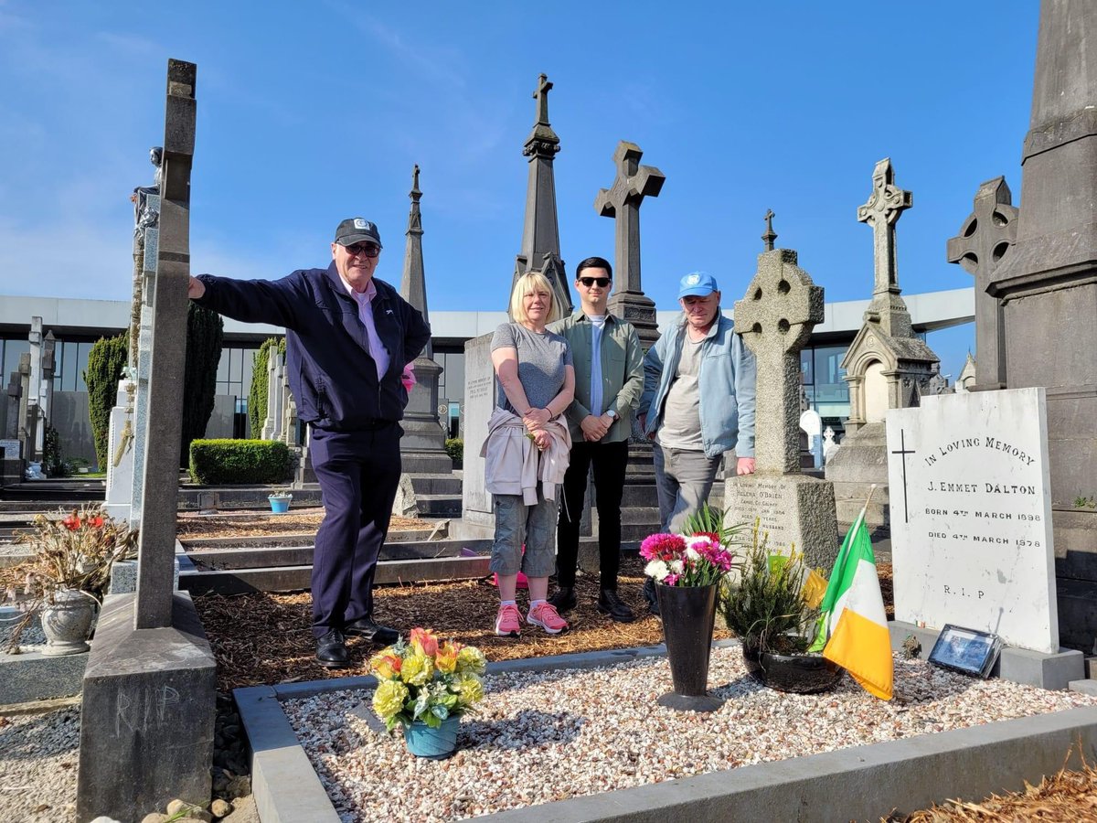 Great morning spent with both the National Collins22 Society & the Glasnevin Genealogy Group chatting about the cemetery and it's many stories famous and forgotten! @MerrionPress @chaptersbooks Visited the grave of Emmet Dalton who features in my new book! Thanks everyone!