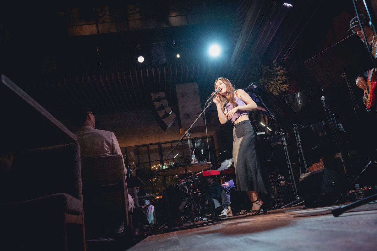 EbisuJazzGarden's tweet photo. ◤BLUE NOTE PLACE -BLUE STAGE-◢
Alisa with Shin Sakaino Band
Music Selector：16thss
本日2組目のグローバルな感性と才能が光るシンガーソングライターAlisaとベーシスト・シンサカイノ率いるバンドのライブセットをお楽しみいただきました🌹 DJには幅広いジャンルを得意とする16thssが登場！ https://t.co/98RHE4SPGe