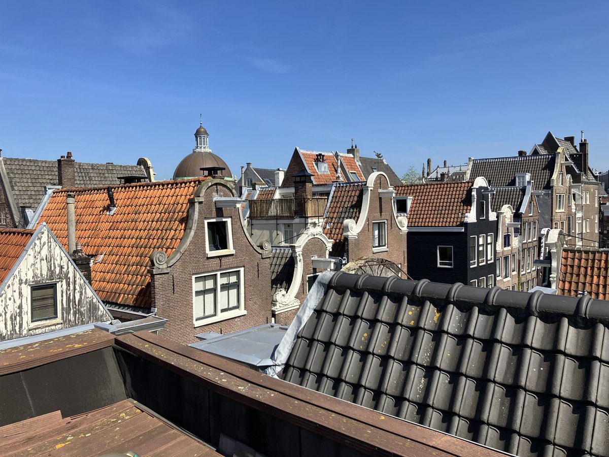 Altijd leuk op een Amsterdams dak te klimmen. Hé daar is de Ronde Lutherse Kerk.