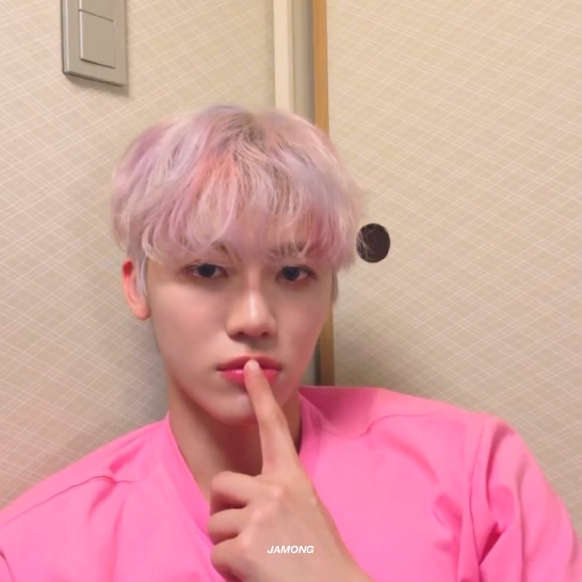 jamong1323's tweet photo. 재민이 얼빡 🐱 뀨 https://t.co/32Lw27Tlys