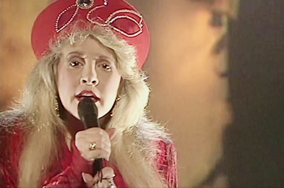 On This Day In Pop! At number 21 in the U.K. charts this week in 1989 and on Top Of The Pops (11/05/89) Stevie Nicks performed “Rooms On Fire” @StevieNicks #StevieNicks #TOTP91 #OnThisDayInPop m.youtube.com/watch?v=_J6DD3…