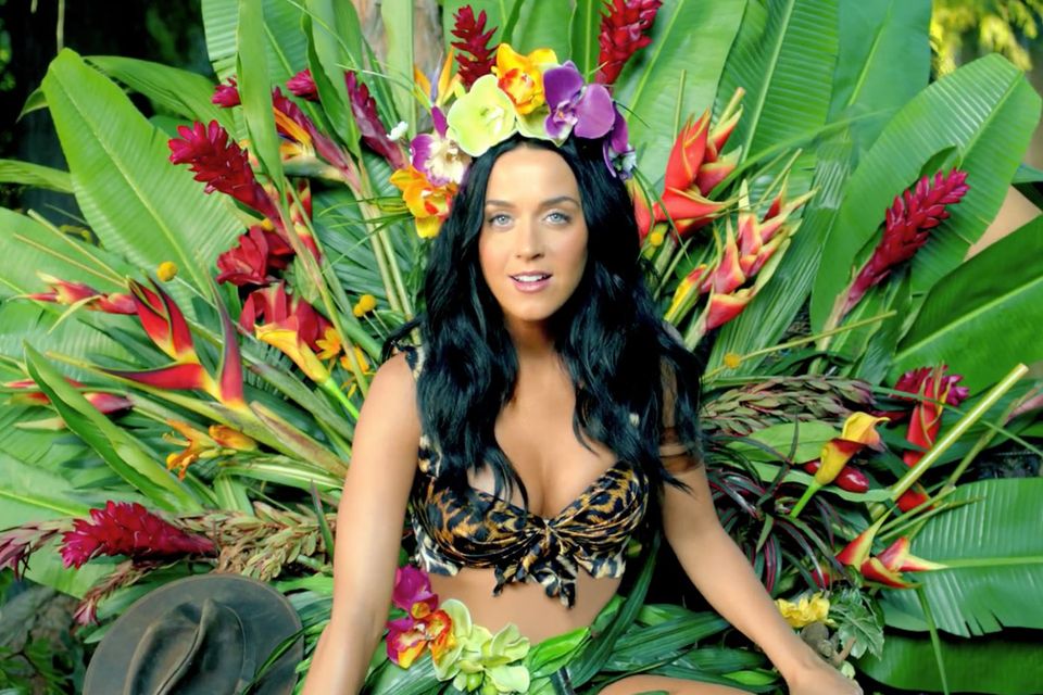 🎤 Katy Perry’nin ‘Roar’ klibi 4 milyar izlenime ulaştı. ⭕️ Bunu başaran ilk ve tek kadın sanatçı klibi oldu.